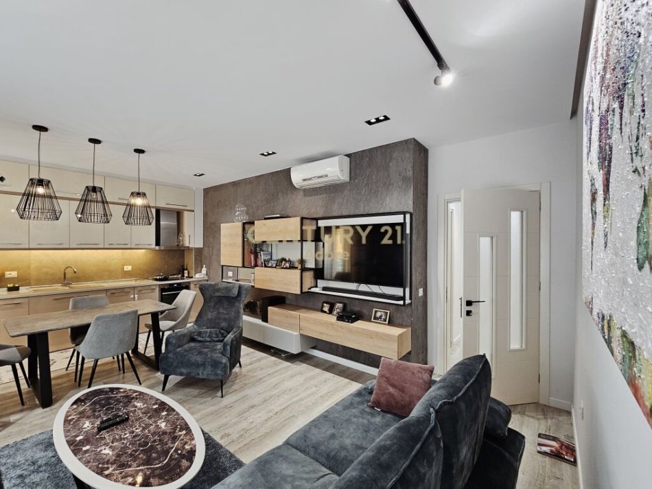 Tirane, jepet me qera apartament+verande | Penthouse 3+1 Kati 1, 128 m² 1.200 € ( Vendndodhja: Liqeni i Thate, Tiranë)