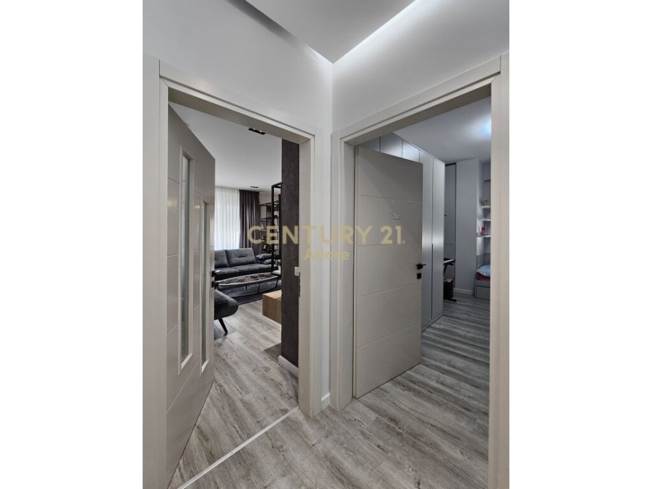 Tirane, jepet me qera apartament+verande | Penthouse 3+1 Kati 1, 128 m² 1.200 € ( Vendndodhja: Liqeni i Thate, Tiranë)