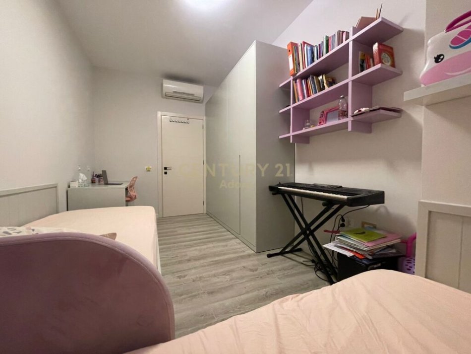 Tirane, jepet me qera apartament+verande | Penthouse 3+1 Kati 1, 128 m² 1.200 € ( Vendndodhja: Liqeni i Thate, Tiranë)