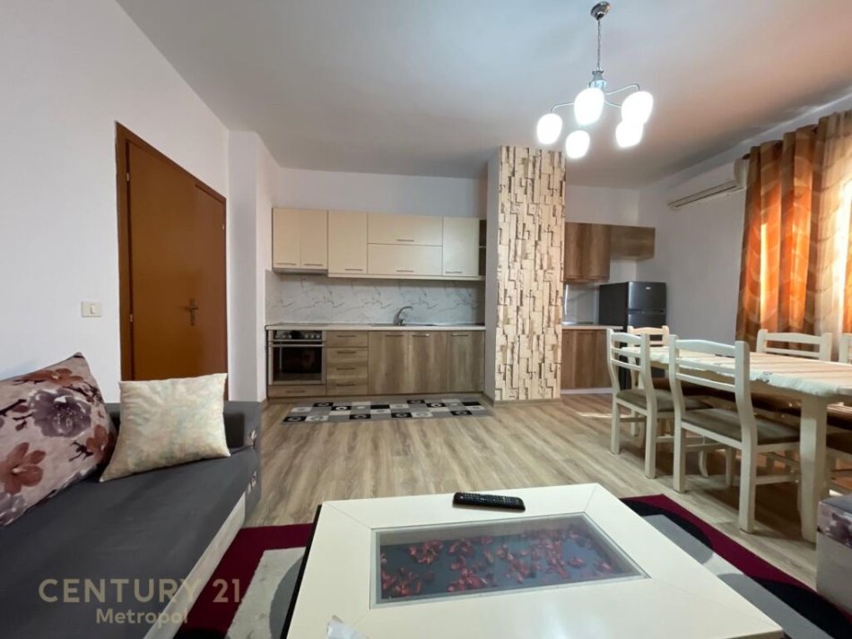 Tirane, jepet me qera apartament 2+1 Kati 8, 115 m² 700 € ( Lokacioni: Pranë Zogut të Zi, Tiranë)