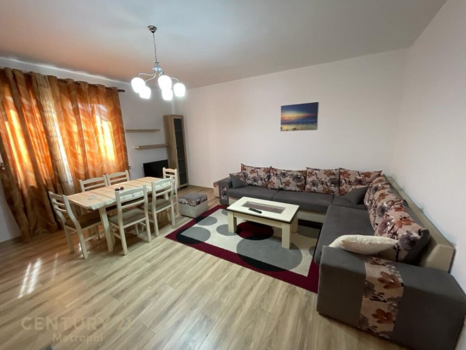 Tirane, jepet me qera apartament 2+1 Kati 8, 115 m² 700 € ( Lokacioni: Pranë Zogut të Zi, Tiranë)