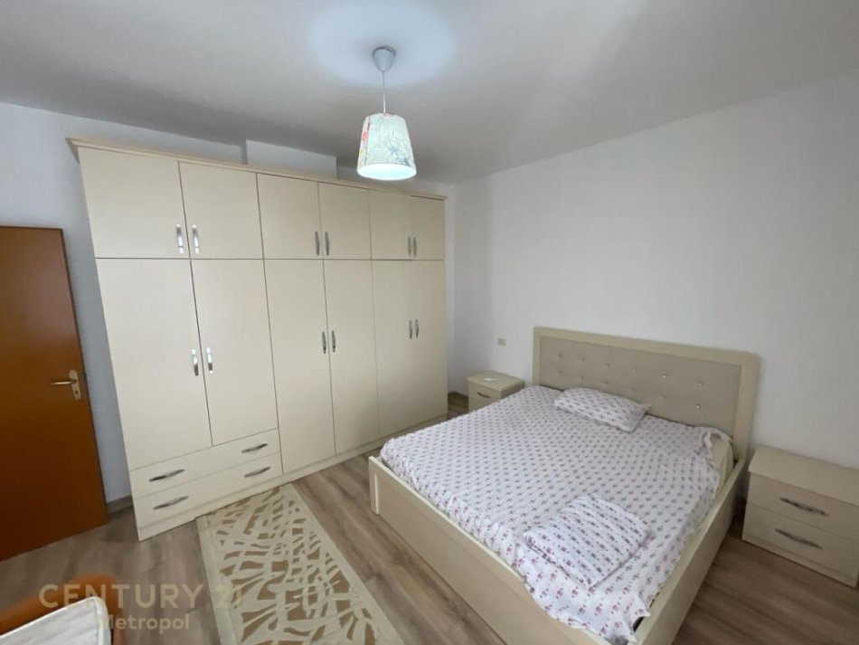 Tirane, jepet me qera apartament 2+1 Kati 8, 115 m² 700 € ( Lokacioni: Pranë Zogut të Zi, Tiranë)