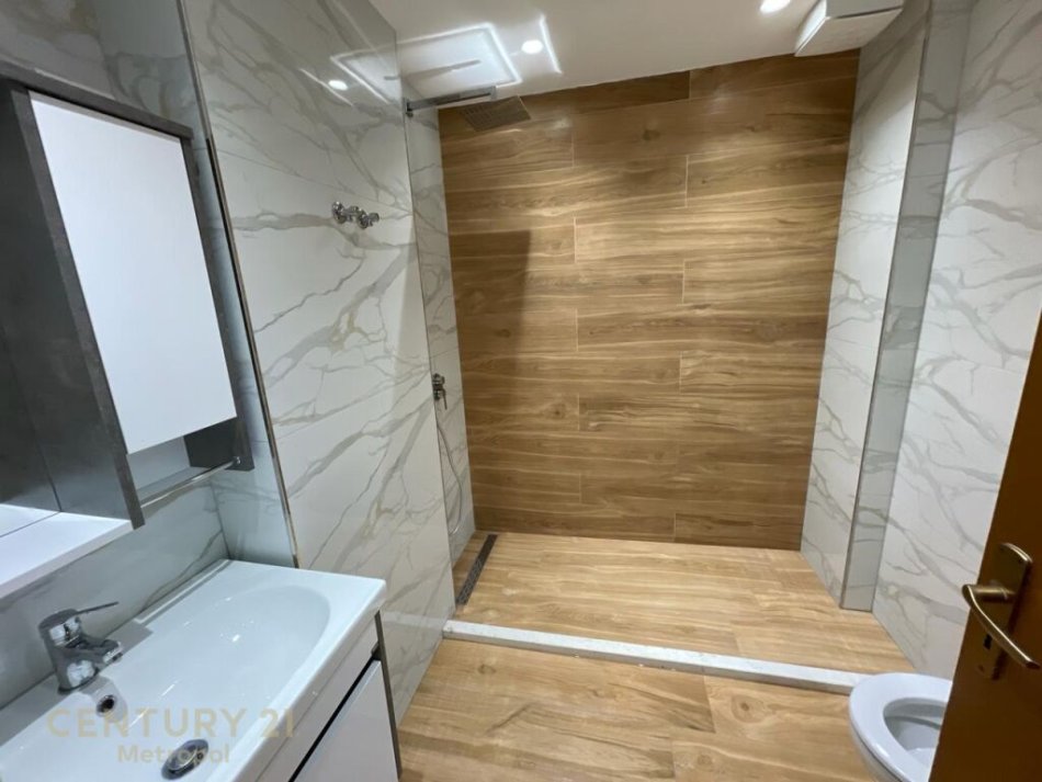 Tirane, jepet me qera apartament 2+1 Kati 8, 115 m² 700 € ( Lokacioni: Pranë Zogut të Zi, Tiranë)