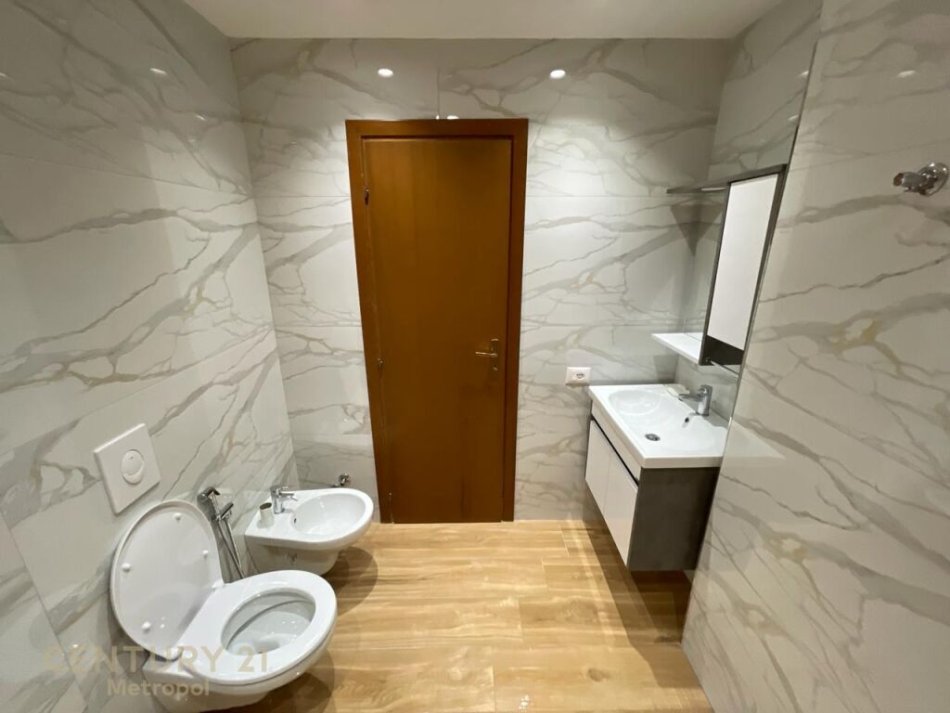 Tirane, jepet me qera apartament 2+1 Kati 8, 115 m² 700 € ( Lokacioni: Pranë Zogut të Zi, Tiranë)