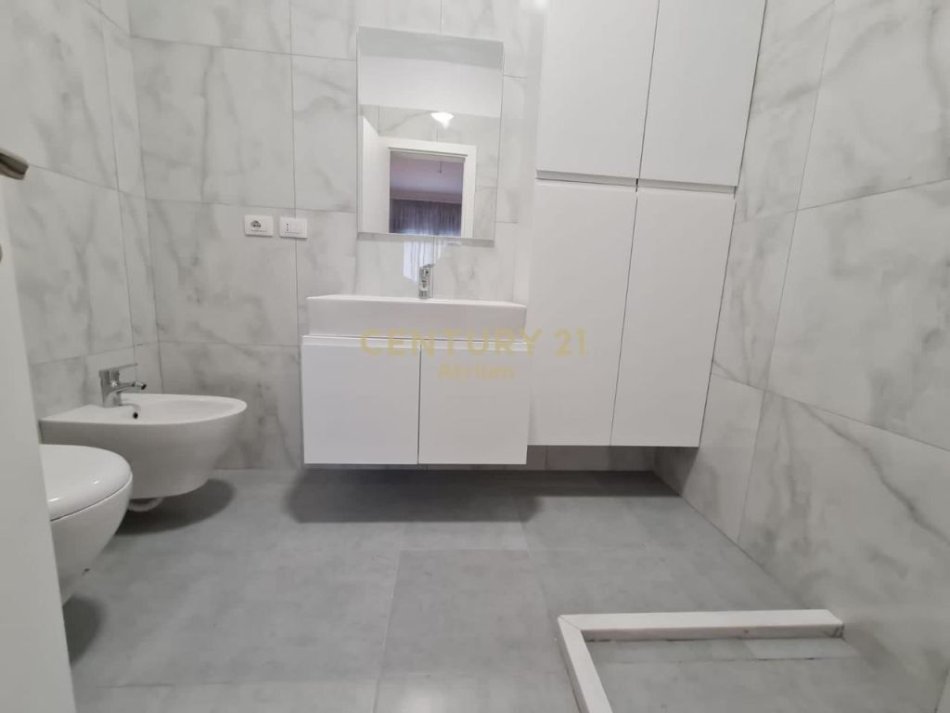 Tirane, jepet me qera 2+1 , 103 m² 750 € (Pranë Maternitetit të Ri, Tiranë! )