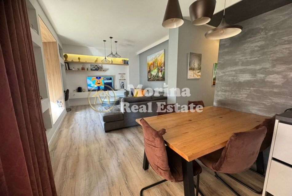Tirane, shitet apartament 2+1+Ballkon Kati 4, 104 m² 206.000 € (Ali Demi/Rruga Shemsie Haka)