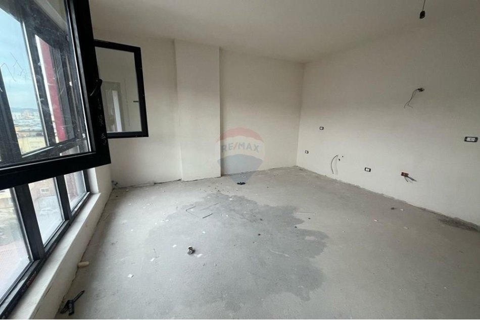 shitet , 63 m² 180.000 € (APARTAMENT 1+1 NE SHITJE TEK KOMUNA E PARISIT)