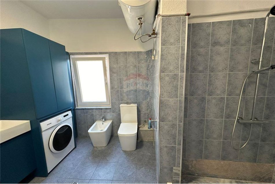jepet me qera , 120 m² 800 € (APARTAMENT 2+1 ME KUZHINE TE VECUAR NE QENDER)
