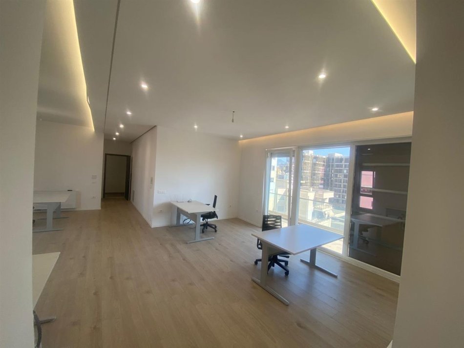 Tirane, jepet me qera ambjent biznesi Kati 9, 130 m² 1.300 € (Prane Qendres, Selvia)