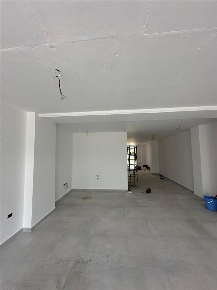 Tirane, jepet me qera dyqan Kati 0, 74 m² 750 € (grand park residence)