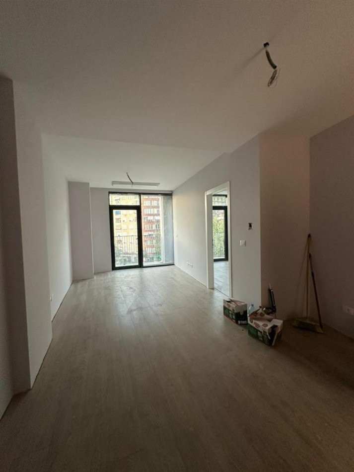 Tirane, jepet me qera zyre Kati 3, 65 m² 700 € (Lake View)