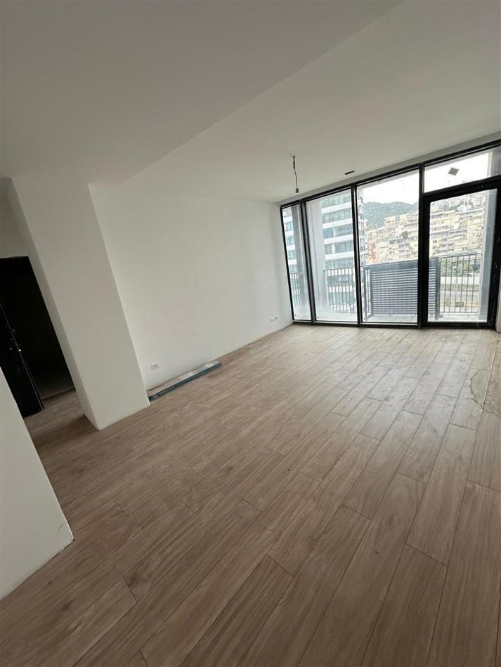 Tirane, jepet me qera apartament 1+1+Ballkon Kati 5, 70 m² 700 € (Lake View)
