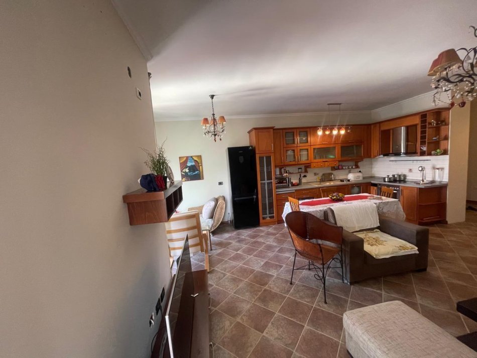 Tirane, jepet me qera apartament 1+1 Kati 8, 85 m² 600 € (Square 21)