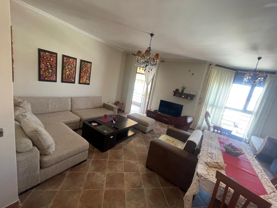 Tirane, jepet me qera apartament 1+1 Kati 8, 85 m² 600 € (Square 21)