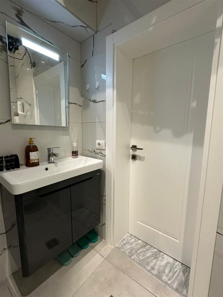 Tirane, jepet me qera apartament 1+1 Kati 2, 50 m² 700 € (Bllok)