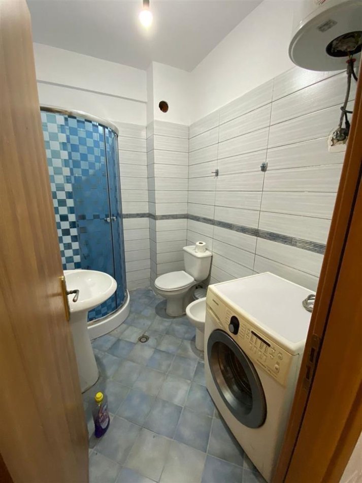 Tirane, jepet me qera apartament 1+1 Kati 2, 50 m² 400 € (Liqeni Thate)
