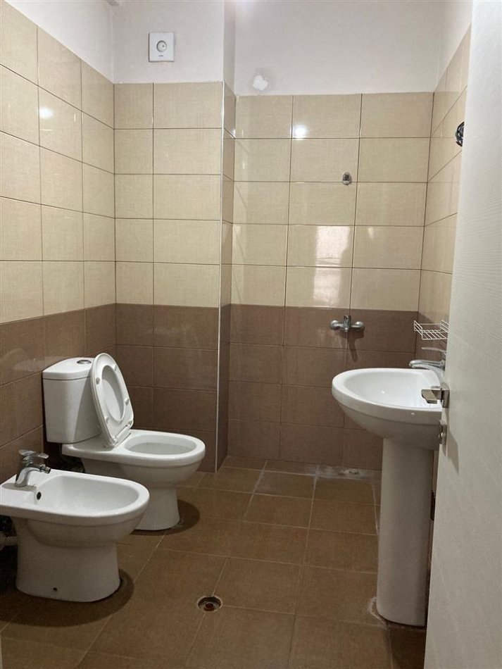Tirane, jepet me qera apartament 2+1+Ballkon Kati 1, 132 m² 500 € (Astir)
