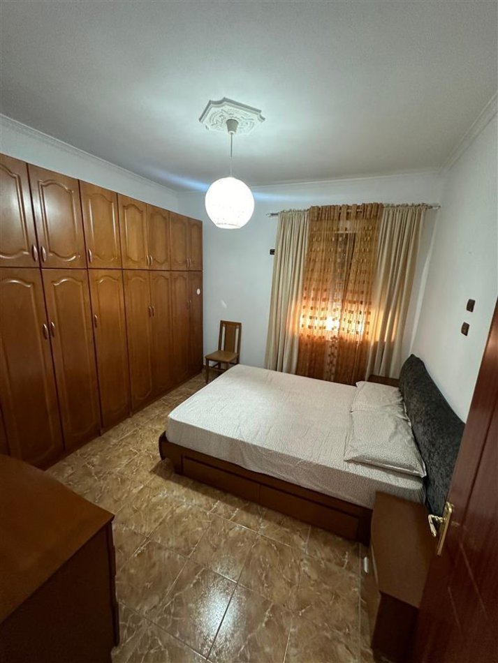 Tirane, jepet me qera apartament 2+1 Kati 1, 90 m² 600 € (Vasil Shanto)