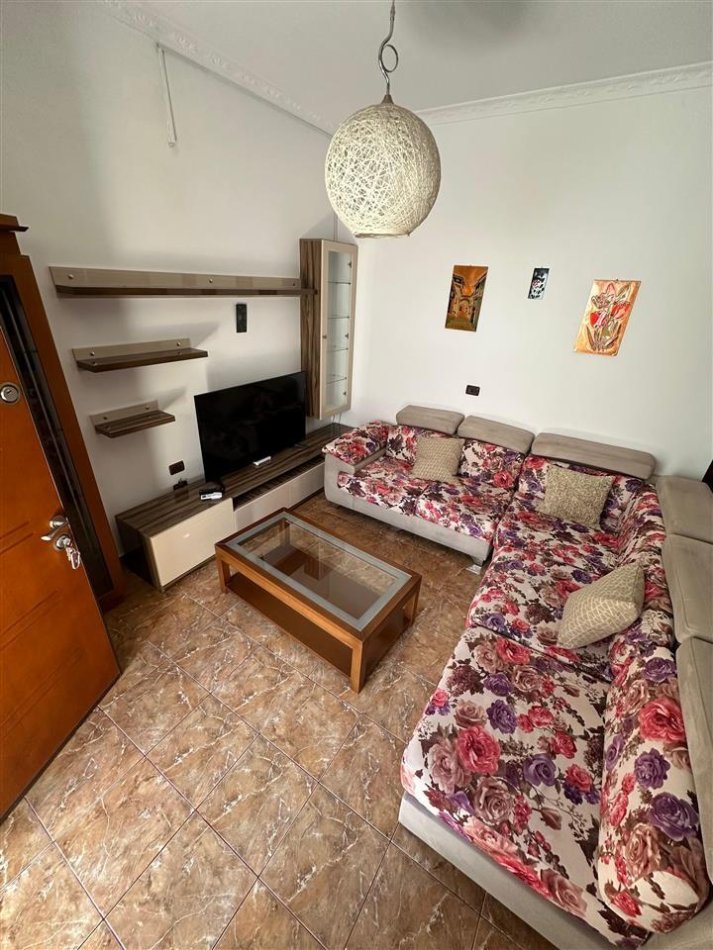 Tirane, jepet me qera apartament 2+1 Kati 1, 90 m² 600 € (Vasil Shanto)