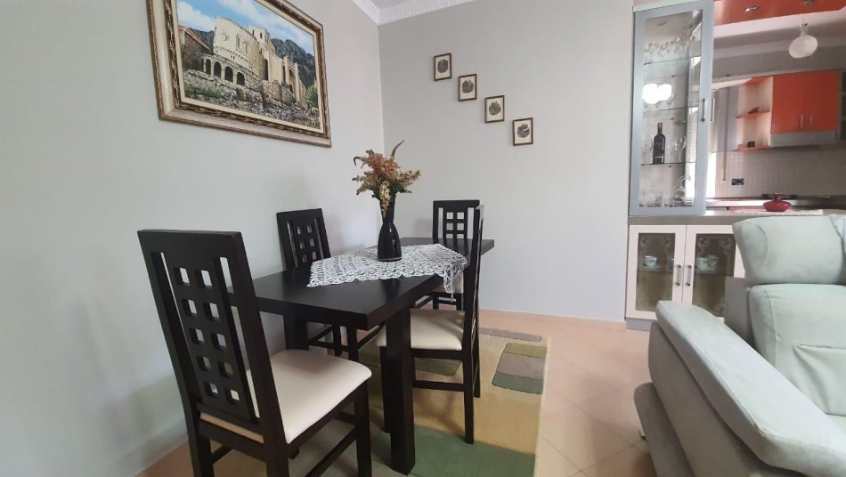Tirane, jepet me qera apartament 2+1 Kati 5, 99 m² 800 € (tek Komuna e Parisit)