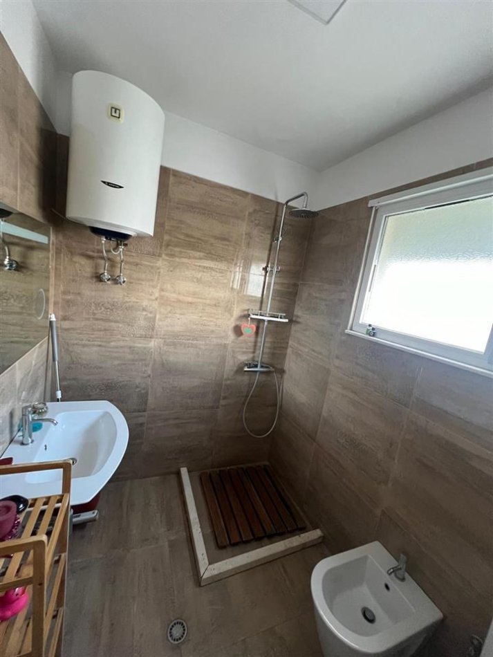 Tirane, jepet me qera apartament 2+1 Kati 4, 100 m² 700 € (Tek Kopeshti Zoologjik)