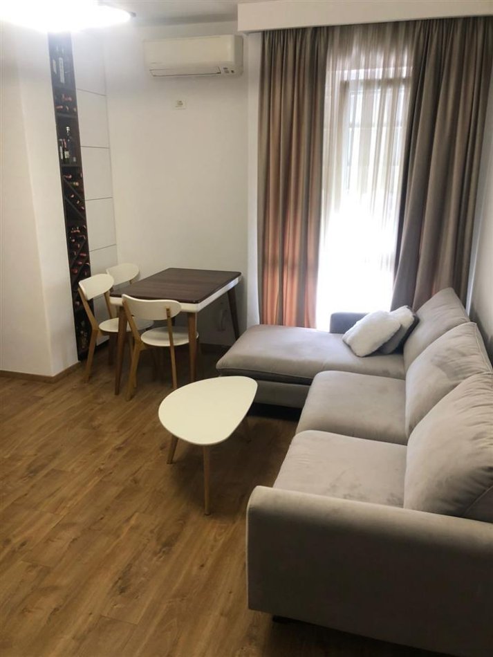 Tirane, jepet me qera apartament 1+1+Ballkon Kati 6, 76 m² 500 € (Fusha e Aviacionit)