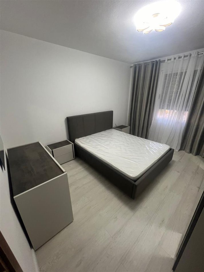 Tirane, jepet me qera apartament 1+1+Ballkon Kati 3, 70 m² 650 € (Komuna e Parisit)