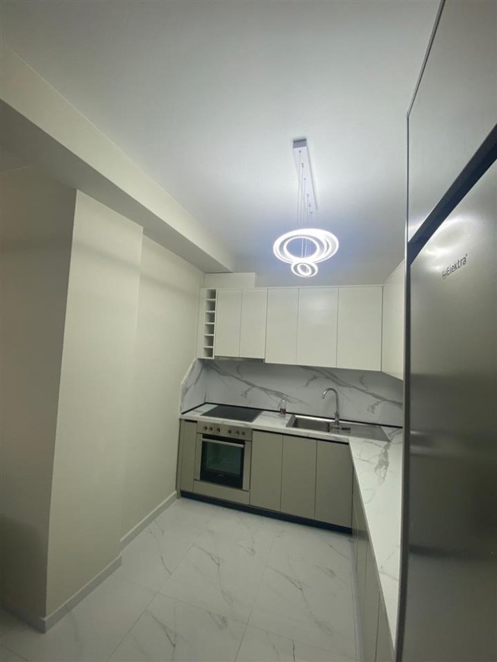 Tirane, jepet me qera apartament 2+1 Kati 6, 115 m² 850 € (Brraka)