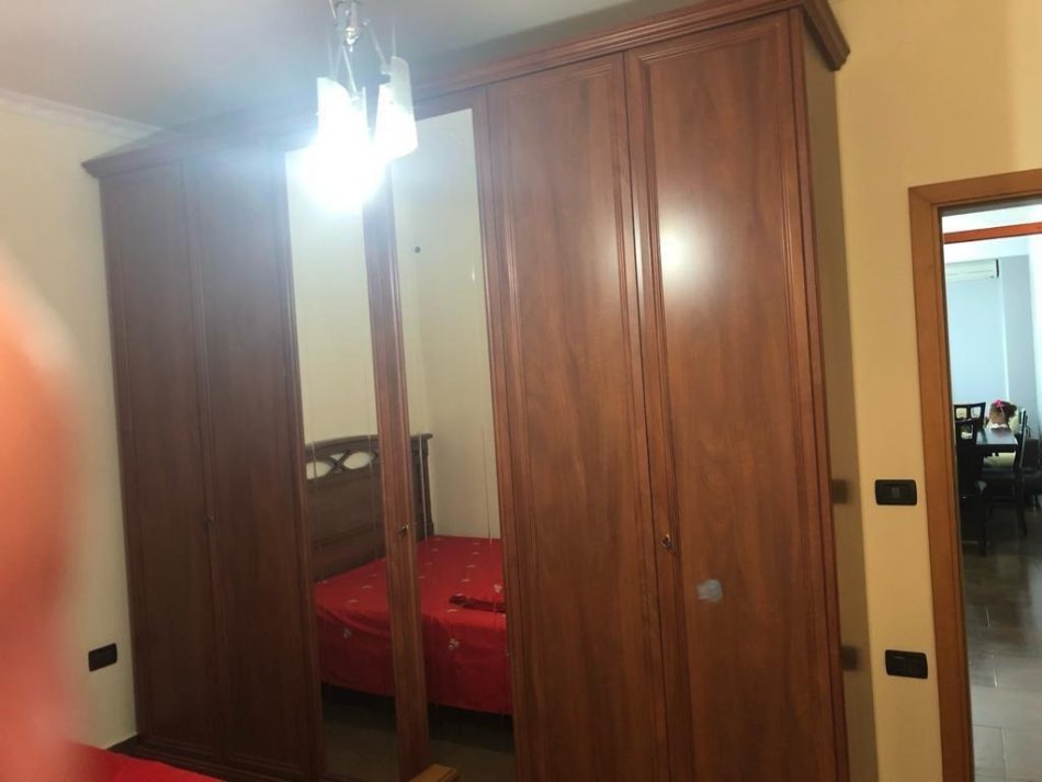 Tirane, jepet me qera apartament 2+1 Kati 5, 90 m² 600 € (Rruga Dibres)
