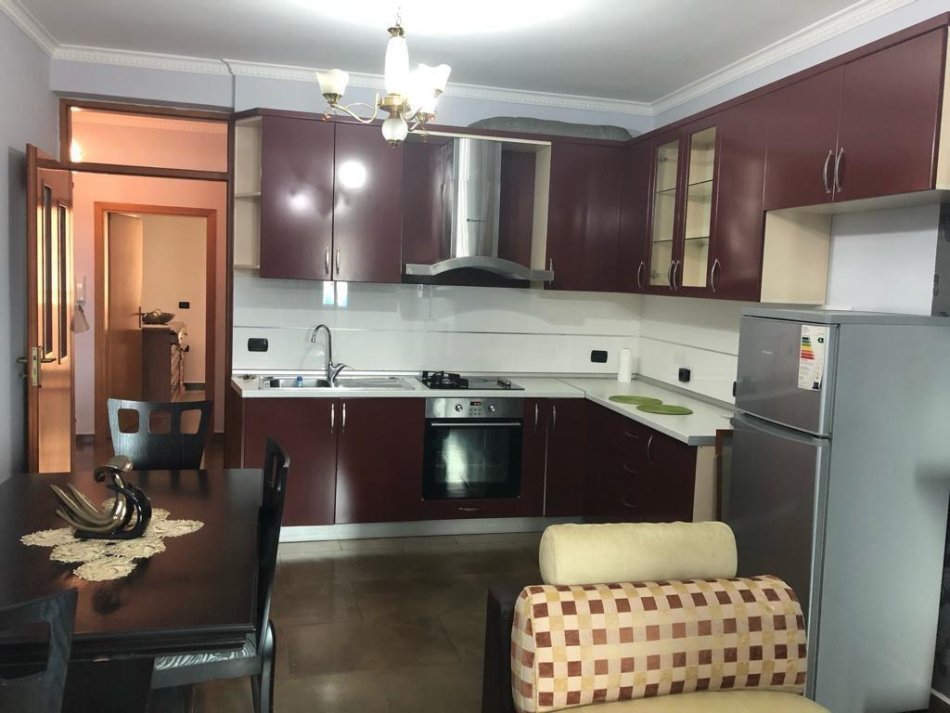Tirane, jepet me qera apartament 2+1 Kati 5, 90 m² 600 € (Rruga Dibres)