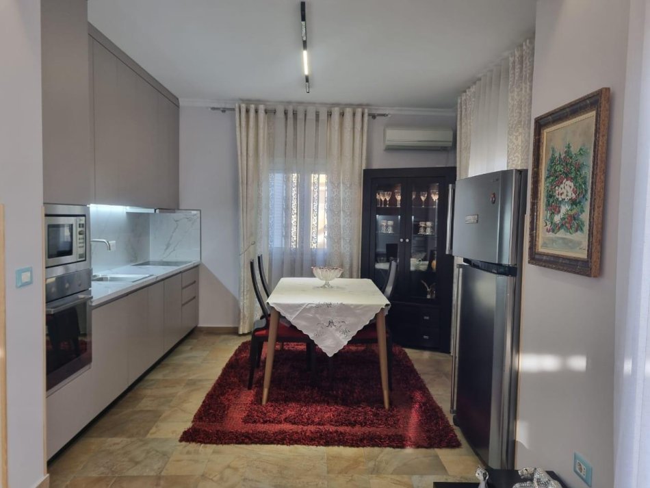 Tirane, jepet me qera apartament 2+1 Kati 3, 102 m² 600 € (Rruga Elbasanit)