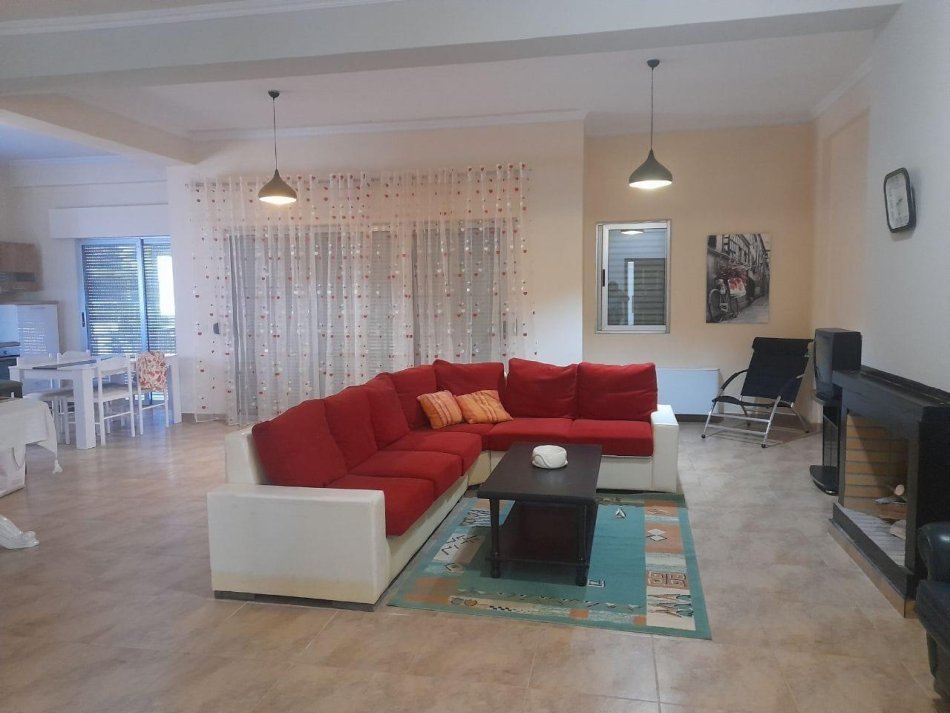 Tirane, jepet me qera apartament 3+1+Aneks+Ballkon Kati 2, 130 m² 650 € (Liqeni Thate)