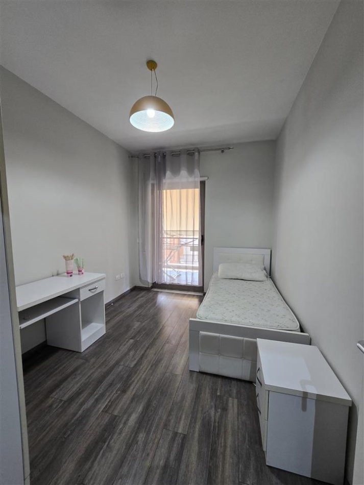 Tirane, jepet me qera apartament 3+1 Kati 7, 140 m² 1.100 € (Delijorgji)