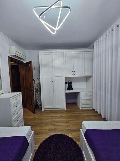 Tirane, jepet me qera apartament 3+1 Kati 3, 145 m² 1.200 € (Kopshti Botanik)