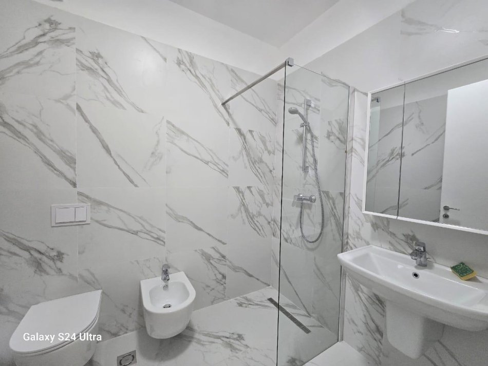 Tirane, jepet me qera apartament 2+1 Kati 4, 85 m² 850 € (Kompleksi Delijorgji)