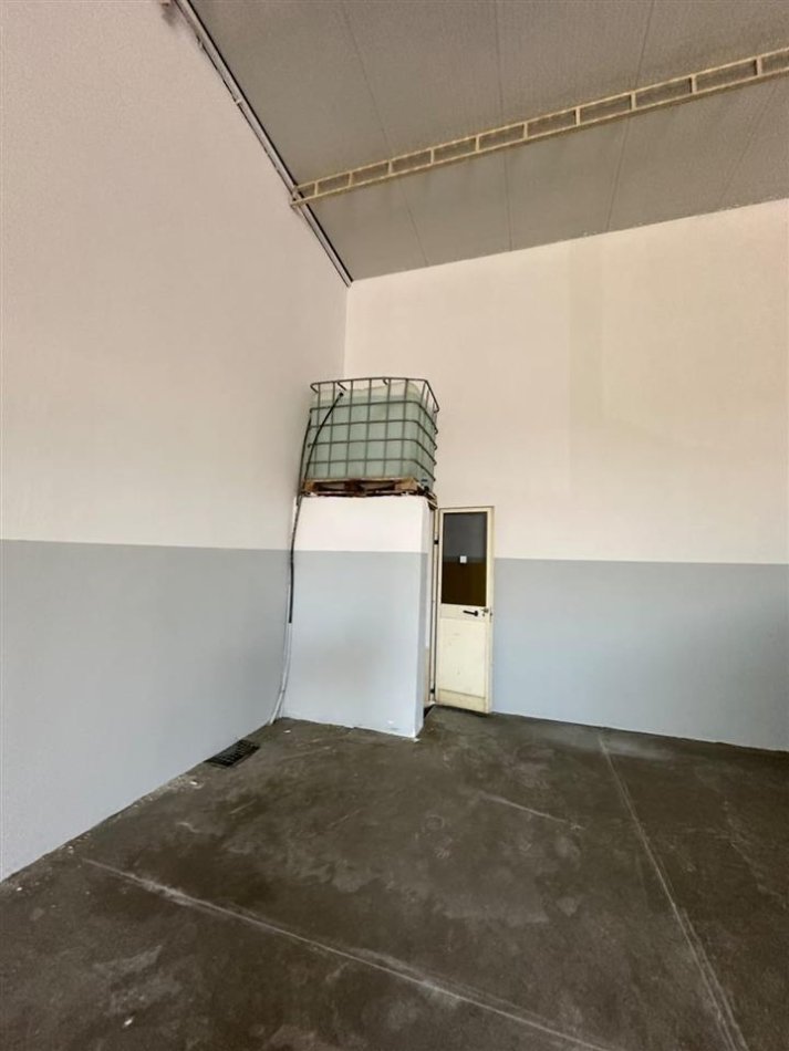 Tirane, jepet me qera garazh Kati 0, 240 m² 1.300 € (Vore)