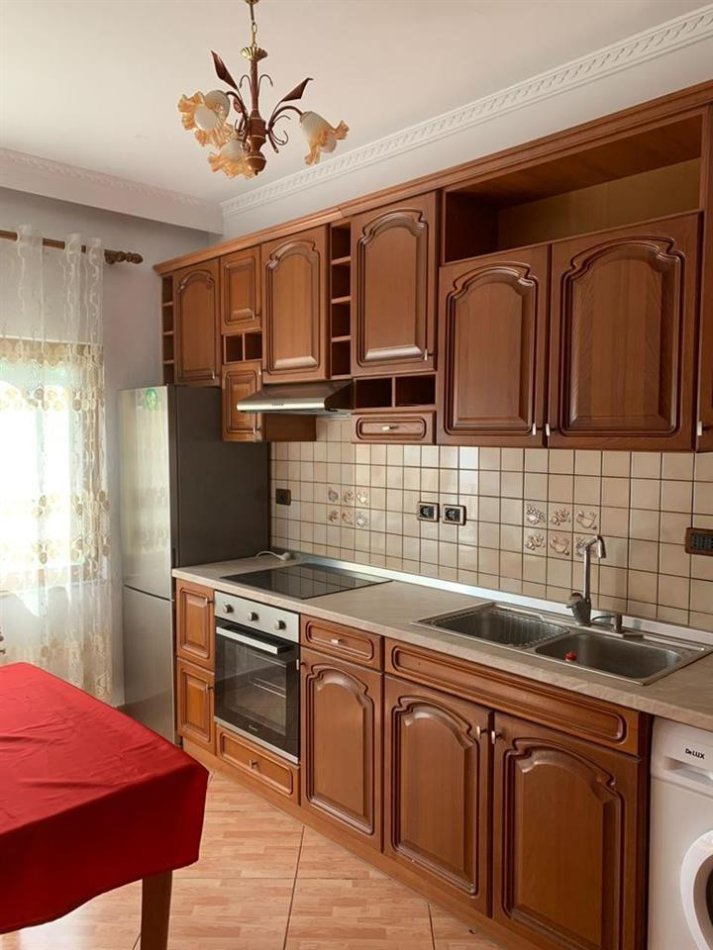 Tirane, jepet me qera apartament 2+1 Kati 2, 110 m² 350 € (Rruga Haki Stermilli)