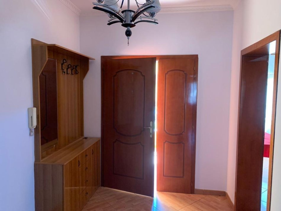 Tirane, jepet me qera apartament 2+1 Kati 2, 110 m² 350 € (Rruga Haki Stermilli)