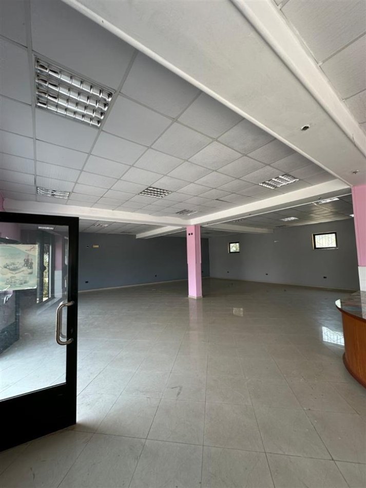 Tirane, jepet me qera ambjent biznesi Kati 0, 600 € (Autostrada Tirane Durres)