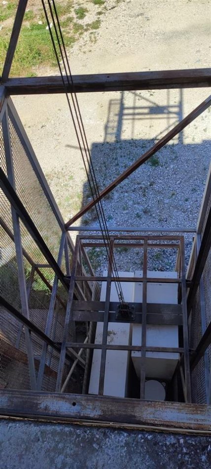 Tirane, jepet me qera ambjent biznesi Kati 2, 355 m² 700 € (Kashar)