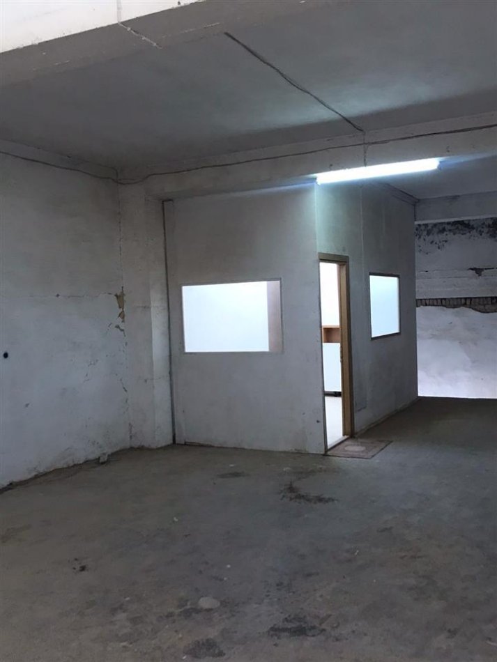 Tirane, jepet me qera magazine Kati 0, 350 m² 950 € (Siri Kodra)