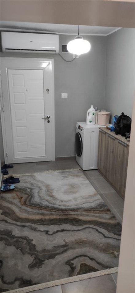 Tirane, jepet me qera apartament 2+1+Ballkon Kati 5, 80 m² 550 € (Rruga Fortuzi .prane shkolles jeronim de rada)