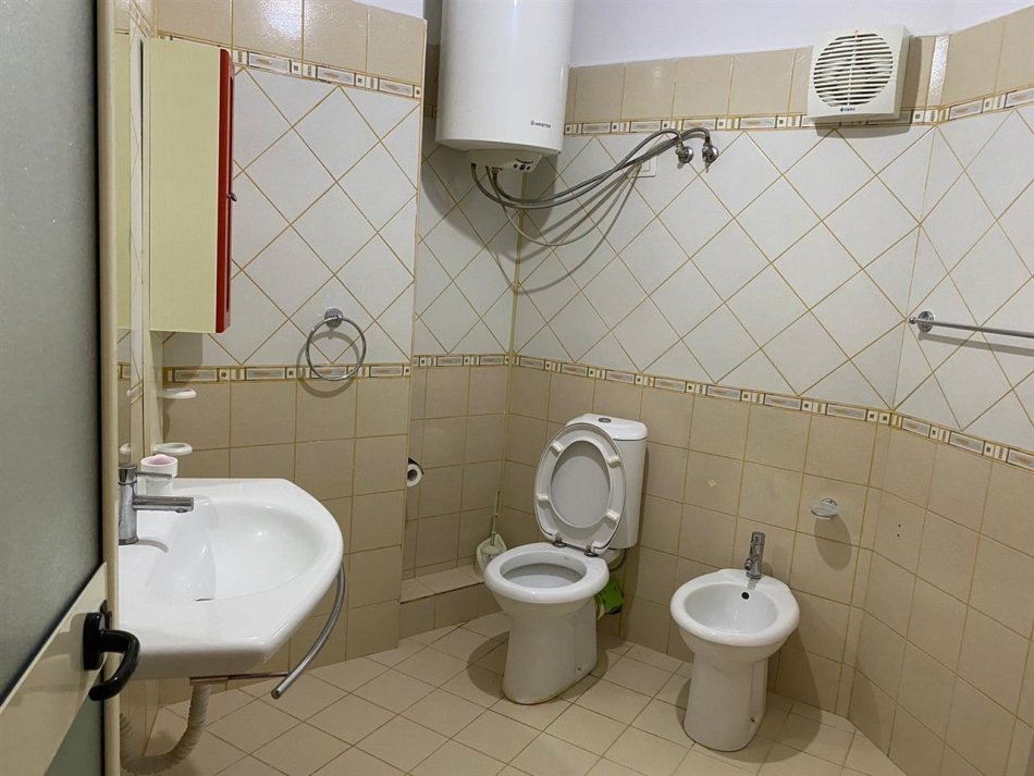Tirane, jepet me qera apartament 1+1+Ballkon Kati 4, 71 m² (Rruga muhamet Deliu)