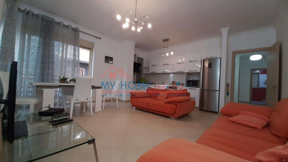 Tirane, jepet me qera 2+1+Ballkon Kati 4, 700 € 