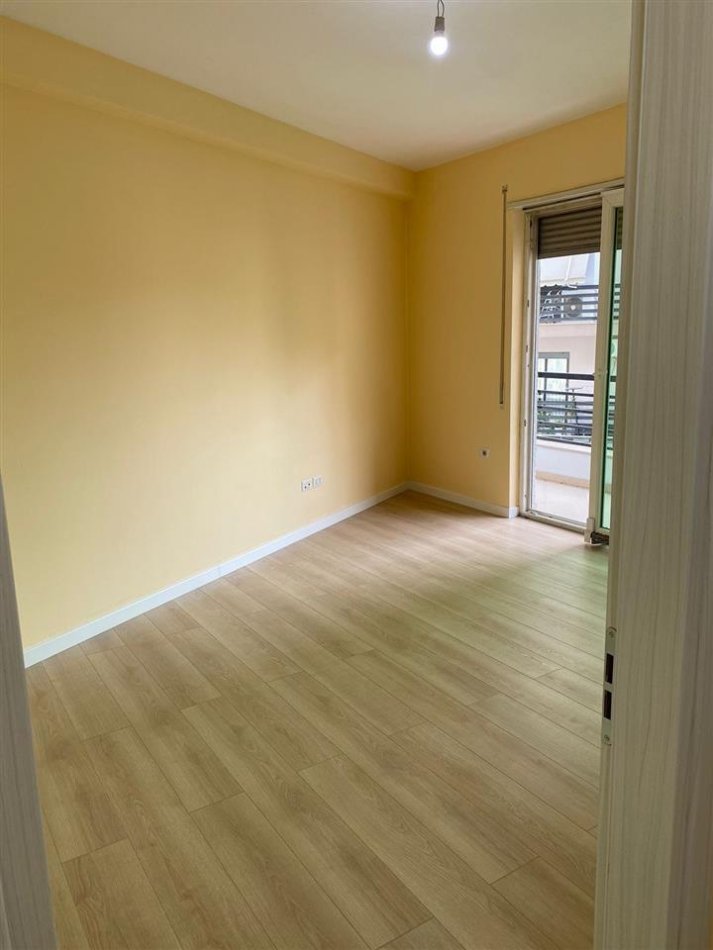 Tirane, jepet me qera ambjent biznesi Kati 2, 82 m² 700 € (Selvia)
