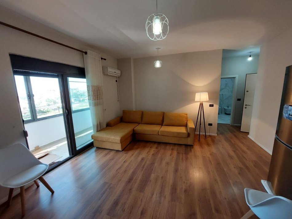Tirane, jepet me qera apartament 1+1+Ballkon Kati 4, 65 m² 380 € (Laprake , prane gjimnazit aleks buda)