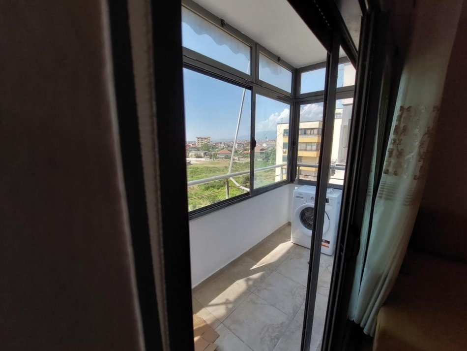 Tirane, jepet me qera apartament 1+1+Ballkon Kati 4, 65 m² 380 € (Laprake , prane gjimnazit aleks buda)