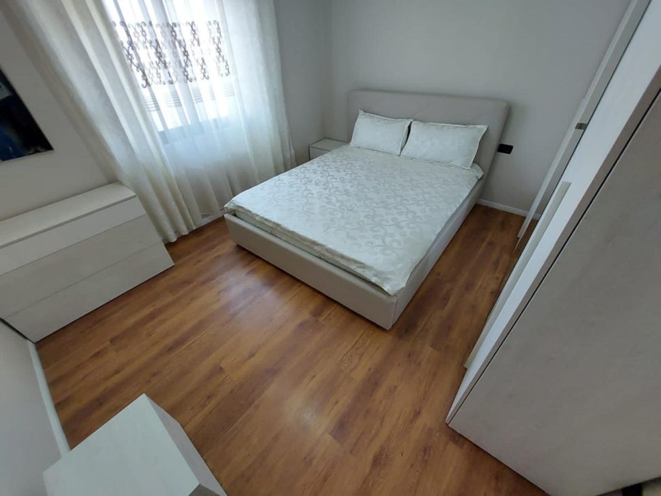 Tirane, jepet me qera apartament 1+1+Ballkon Kati 4, 65 m² 380 € (Laprake , prane gjimnazit aleks buda)