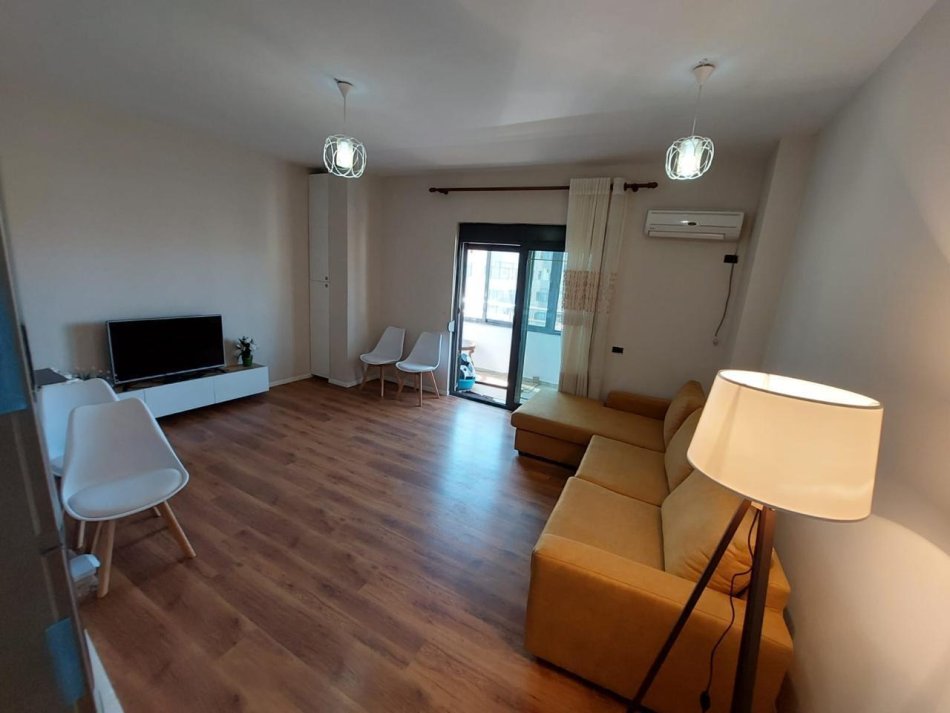 Tirane, jepet me qera apartament 1+1+Ballkon Kati 4, 65 m² 380 € (Laprake , prane gjimnazit aleks buda)