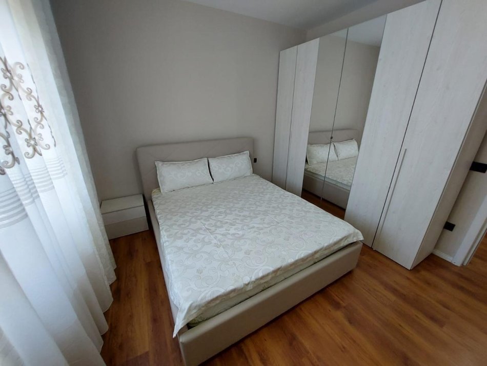 Tirane, jepet me qera apartament 1+1+Ballkon Kati 4, 65 m² 380 € (Laprake , prane gjimnazit aleks buda)